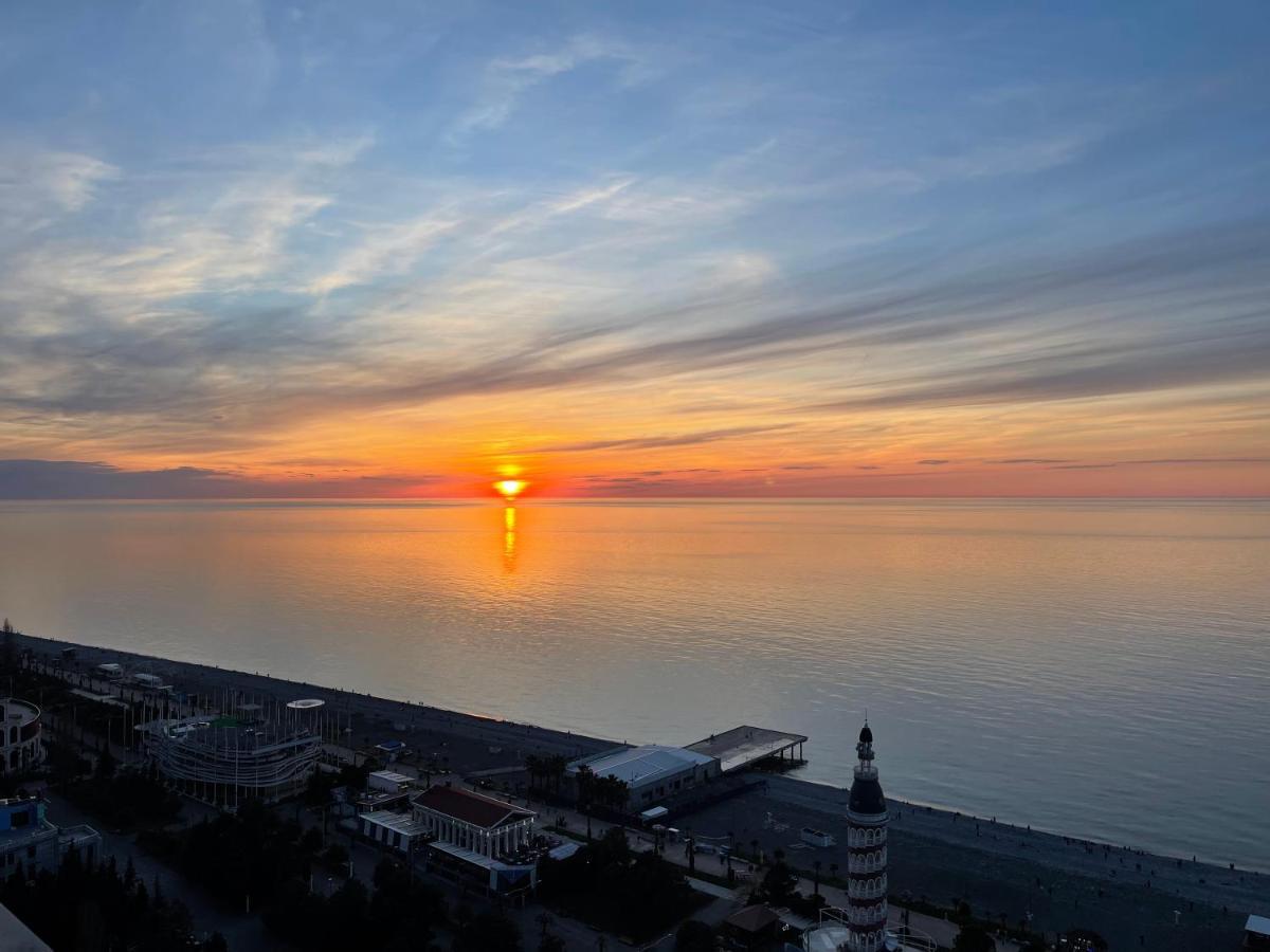 Aparthotel Hellobatumi Esterno foto