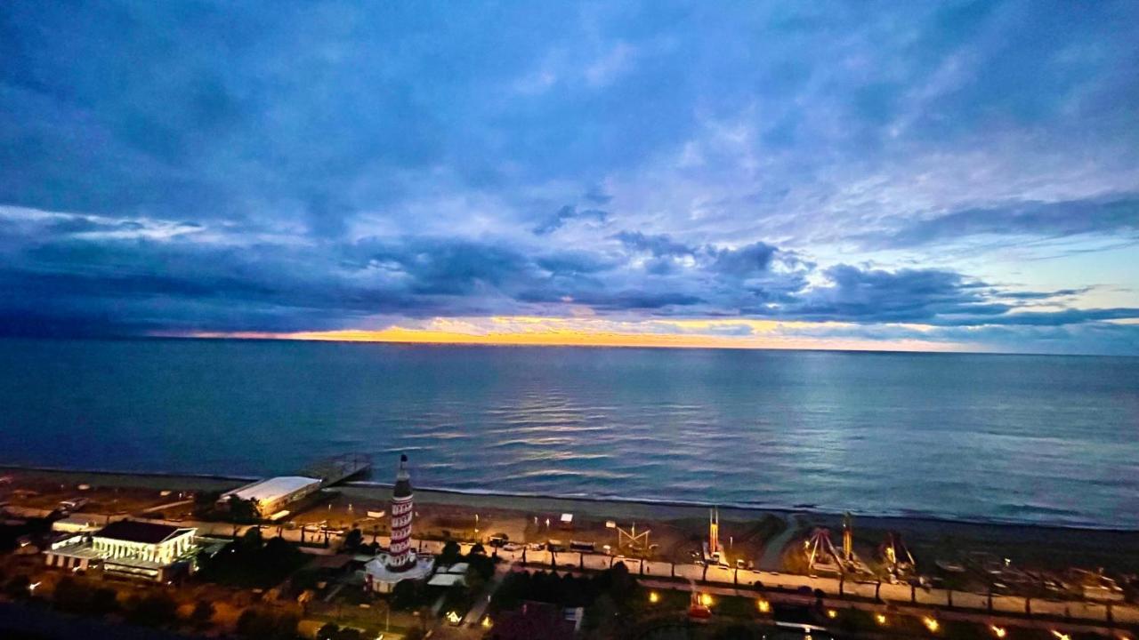Aparthotel Hellobatumi Esterno foto